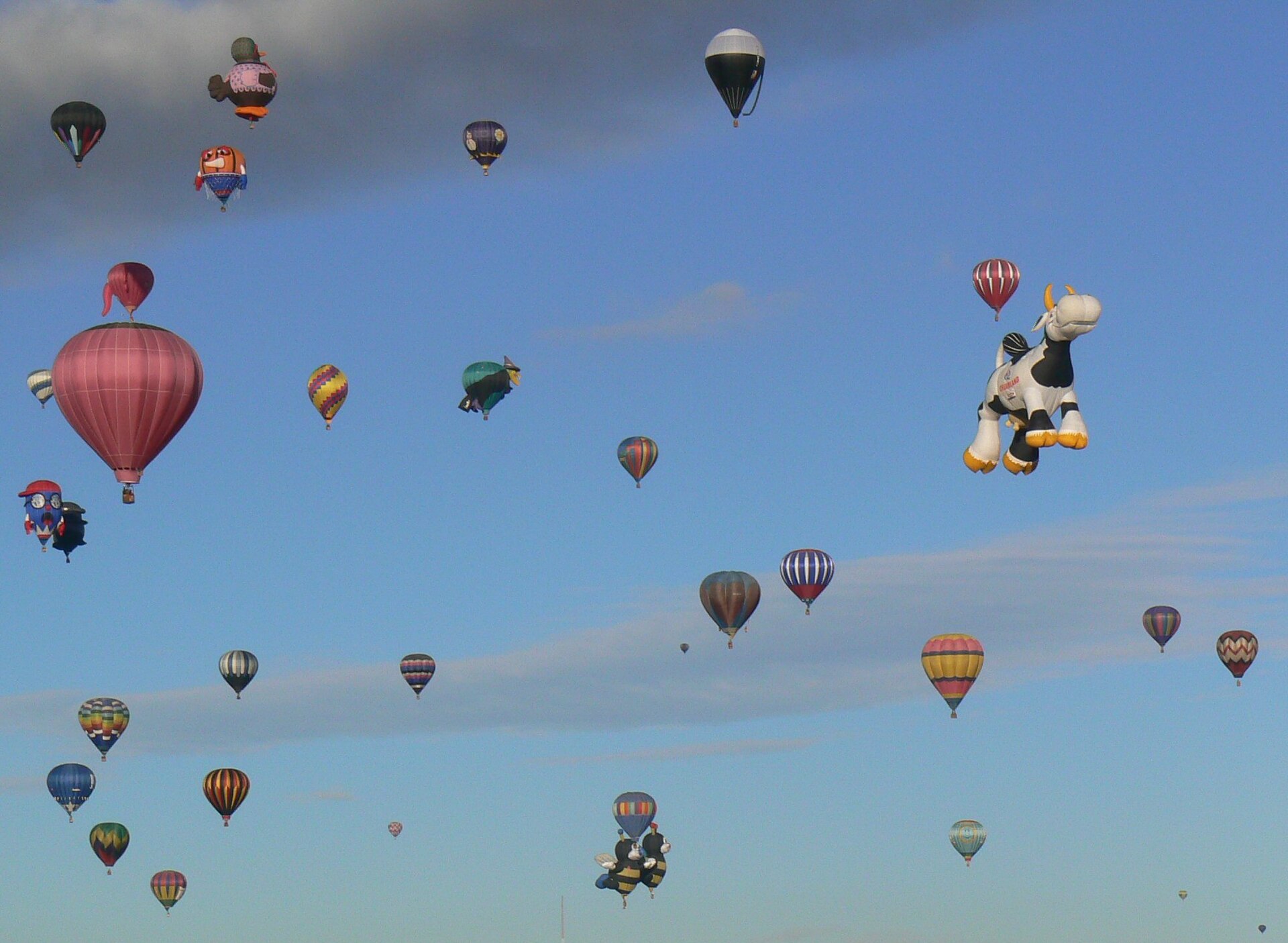 Mass ascension of hundreds of hot air balloons during the Balloon Fiesta
